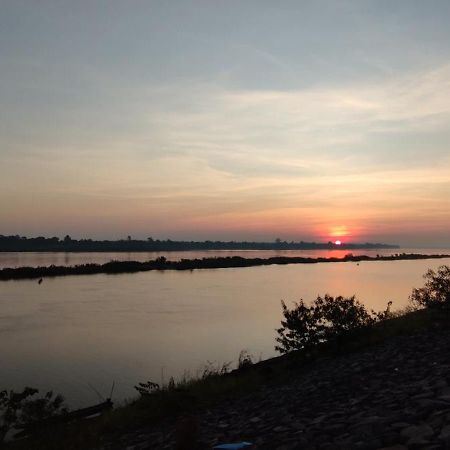 Nawiengkaeriverview Resort Mukdahan Bagian luar foto