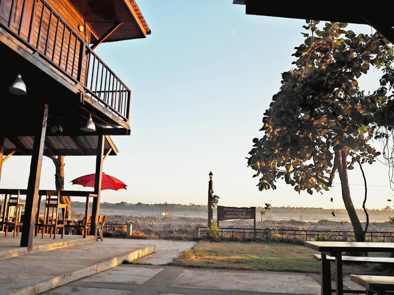 Nawiengkaeriverview Resort Mukdahan Bagian luar foto
