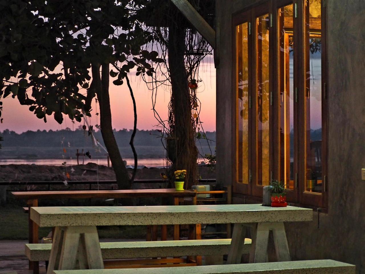 Nawiengkaeriverview Resort Mukdahan Bagian luar foto